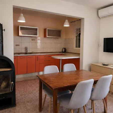 Toma - 2 With A Pool Apartman